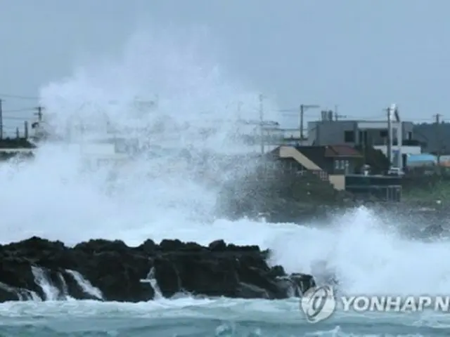 ９日午後、南部・済州島南部の西帰浦市の海岸に激しく打ち付ける波＝（聯合ニュース）