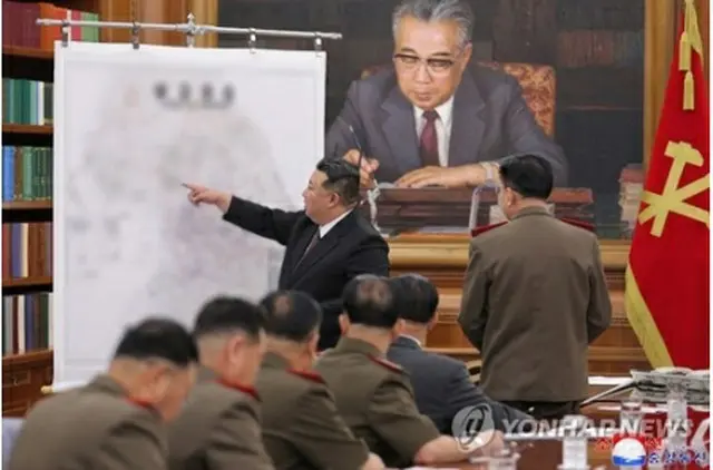 9日に開かれた朝鮮労働党中央軍事委員会の拡大会議で朝鮮半島の地図を前にソウルを指さす北朝鮮の金正恩氏＝（朝鮮中央通信＝聯合ニュース）≪転載・転用禁止≫