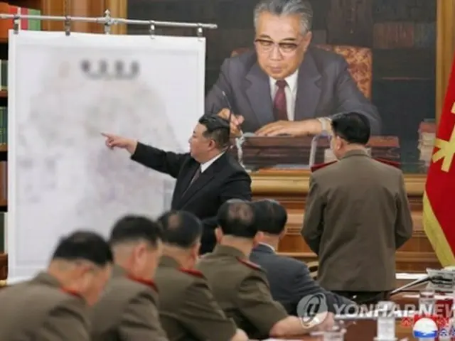 9日に開かれた朝鮮労働党中央軍事委員会の拡大会議で朝鮮半島の地図を前にソウルを指さす北朝鮮の金正恩氏＝（朝鮮中央通信＝聯合ニュース）≪転載・転用禁止≫