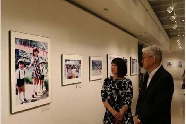 展示された横田めぐみさんの写真を見る尹徳敏（ユン・ドクミン）駐日韓国大使（右、大使館提供）＝（聯合ニュース）≪転載・転用禁止≫