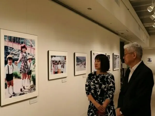 展示された横田めぐみさんの写真を見る尹徳敏（ユン・ドクミン）駐日韓国大使（右、大使館提供）＝（聯合ニュース）≪転載・転用禁止≫