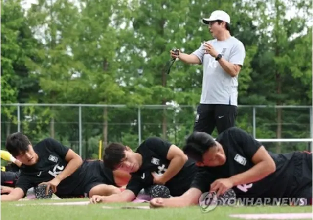 アジア大会に出場するサッカー男子韓国代表。ソウル郊外にある韓国代表トレーニングセンター、坡州NFCでストレッチをしている（資料写真）＝（聯合ニュース）