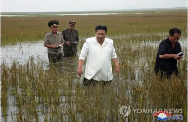 北朝鮮の朝鮮中央通信は２２日、金正恩氏が２１日に台風６号などで冠水した西部・平安南道の干拓地を視察したと報じた。堤防の工事の不備で堤防が壊れ、干拓地が海水につかったという＝（朝鮮中央通信＝聯合ニュース）≪転載・転用禁止≫