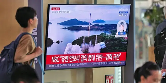 ２４日、韓国・ソウル駅の待合室のモニターに、北朝鮮の「宇宙発射体」打ち上げのニュースが映し出されている＝（聯合ニュース）