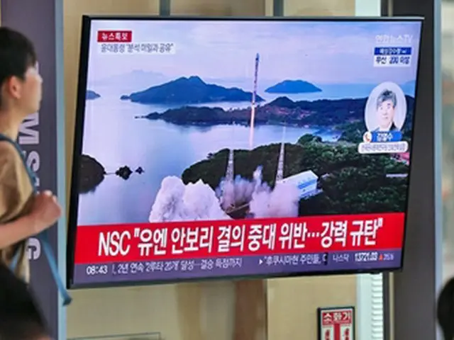 ２４日、韓国・ソウル駅の待合室のモニターに、北朝鮮の「宇宙発射体」打ち上げのニュースが映し出されている＝（聯合ニュース）