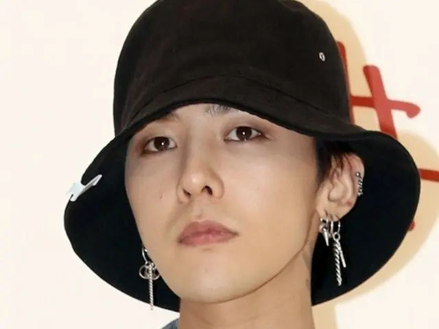 BIGBANG」G-DRAGON、“けだるセクシー”な上半身裸姿…愛猫のブランド首輪