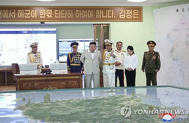 朝鮮中央通信は２９日、金正恩国務委員長（中央）が海軍節に合わせて海軍司令部を訪問したと伝えた。娘のジュエさん（右から２人目）も同行した＝（朝鮮中央通信＝聯合ニュース）≪転載・転用禁止≫