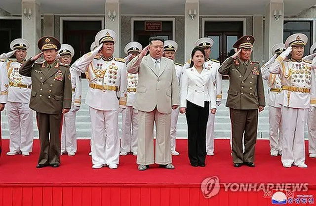 朝鮮中央通信は２９日、金正恩国務委員長（中央）が海軍節に合わせて海軍司令部を訪問したと伝えた。娘のジュエさん（右から３人目）も同行した＝（朝鮮中央通信＝聯合ニュース）≪転載・転用禁止≫