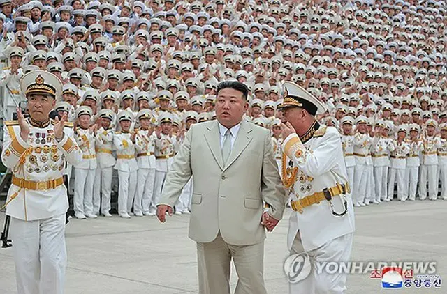 朝鮮中央通信は２９日、金正恩国務委員長（中央）が海軍節に合わせて海軍司令部を訪問し、将兵を激励したと伝えた。＝（朝鮮中央通信＝聯合ニュース）≪転載・転用禁止≫