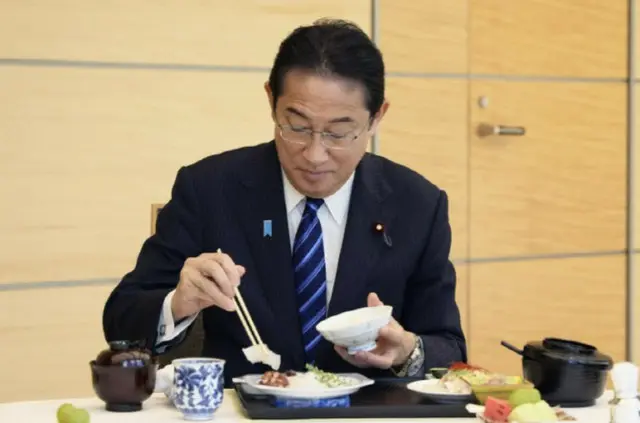 岸田総理「きょうの昼食は福島産水産物」...「食事中の姿」を見せて応援