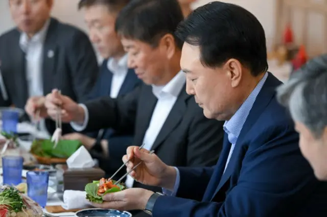 尹大統領、連日「水産物昼食会」…処理への不安を「正面突破」＝韓国