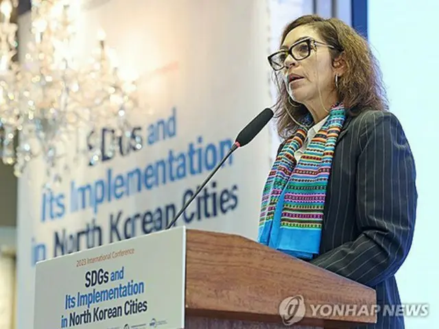 韓国の崇実平和統一研究院がソウル・汝矣島で開催した国際学会で演説するサルモン特別報告者＝６日、ソウル（聯合ニュース）