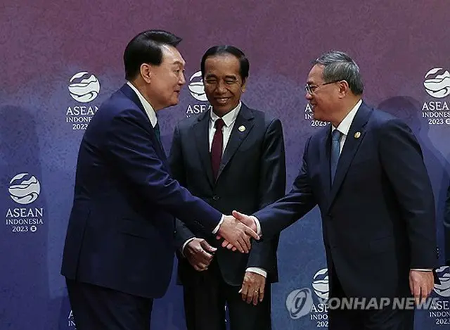 ＡＳＥＡＮプラス３首脳会議で握手を交わす韓国の尹大統領（左）と中国の李首相＝６日、ジャカルタ（聯合ニュース）