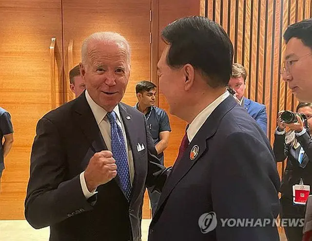 ２国間会談が行われている会場で対面した尹大統領（右）とバイデン大統領（韓国大統領室提供）＝（聯合ニュース）≪転載・転用禁止≫