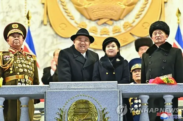 北朝鮮・平壌で８日夜に開かれた建国７５年を祝う閲兵式（軍事パレード）に金正恩氏は娘のジュエ氏と共に出席した＝（朝鮮中央通信＝聯合ニュース）≪転載・転用禁止≫