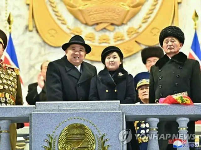 北朝鮮・平壌で８日夜に開かれた建国７５年を祝う閲兵式（軍事パレード）に金正恩氏は娘のジュエ氏と共に出席した＝（朝鮮中央通信＝聯合ニュース）≪転載・転用禁止≫