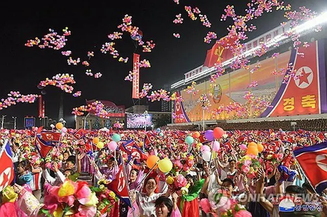 朝鮮中央通信は９日、建国７５年を祝う閲兵式が平壌で８日夜に開催されたと報じた。金正恩氏は娘のジュエ氏と共に出席した＝（聯合ニュース）≪転載・転用禁止≫