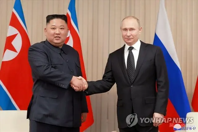 ２０１９年４月の会談で握手を交わす金正恩氏（左）とプーチン氏＝（朝鮮中央通信＝聯合ニュース）≪転載・転用禁止≫