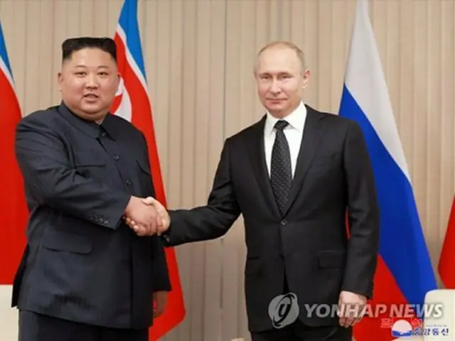 ２０１９年４月の会談で握手を交わす金正恩氏（左）とプーチン氏＝（朝鮮中央通信＝聯合ニュース）≪転載・転用禁止≫