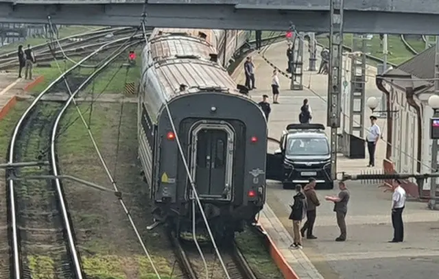 ウラジオストク駅のホームに入ってきた黒い乗用車＝１１日、ウラジオストク（聯合ニュース）