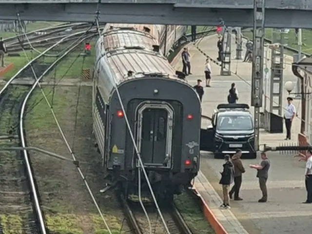 ウラジオストク駅のホームに入ってきた黒い乗用車＝１１日、ウラジオストク（聯合ニュース）