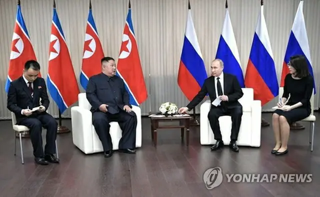 ２０１９年４月、ロシア極東ウラジオストクで会談した金正恩氏（左）とプーチン氏（ロシア大統領府提供）＝（聯合ニュース）≪転載・転用禁止≫