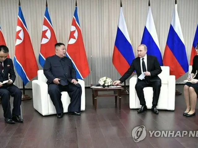 ２０１９年４月、ロシア極東ウラジオストクで会談した金正恩氏（左）とプーチン氏（ロシア大統領府提供）＝（聯合ニュース）≪転載・転用禁止≫