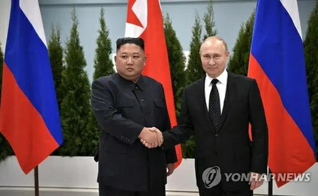 ２０１９年４月の会談で握手を交わす金正恩氏（左）とプーチン氏（ロシア大統領府提供）＝（聯合ニュース）≪転載・転用禁止≫