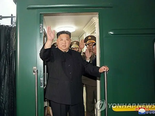 北朝鮮の朝鮮中央通信は１２日、金正恩氏がロシアを訪問するため１０日午後に専用列車で平壌を出発したと報じ、出発の際の写真を公開した＝（朝鮮中央通信＝聯合ニュース）≪転載・転用禁止≫