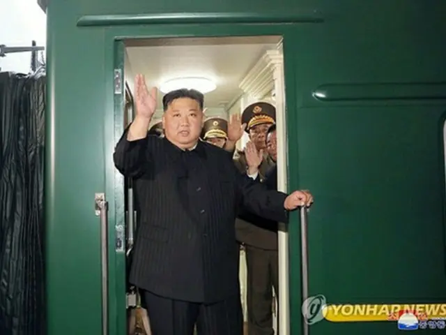 北朝鮮の朝鮮中央通信は１２日、金正恩氏がロシアを訪問するため１０日午後に専用列車で平壌を出発したと報じ、出発の際の写真を公開した＝（朝鮮中央通信＝聯合ニュース）≪転載・転用禁止≫