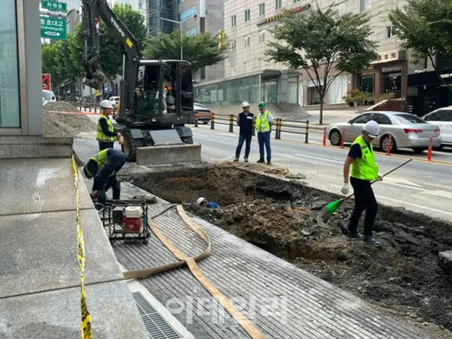 ソウル市江南で道路陥没…8時間後に通行再開＝韓国