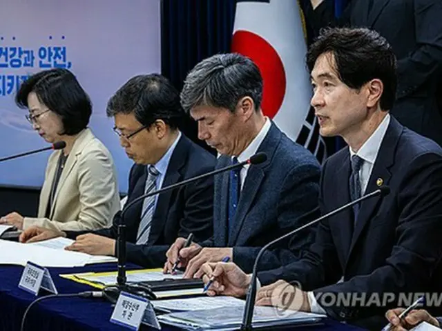 政府の定例記者会見で発言する朴次官（右端）＝１３日、ソウル（聯合ニュース）