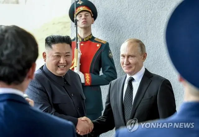 ２０１９年４月にウラジオストクで会談した金正恩氏（左）とプーチン氏（資料写真）＝（聯合ニュース）