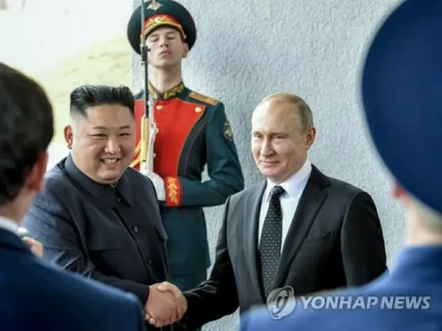 ２０１９年４月にウラジオストクで会談した金正恩氏（左）とプーチン氏（資料写真）＝（聯合ニュース）