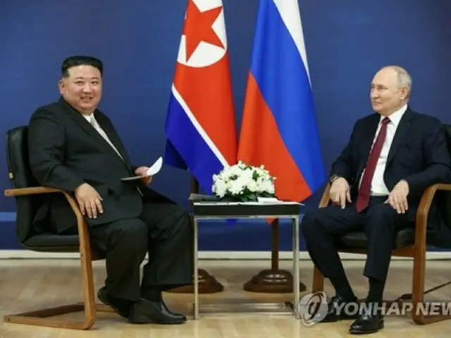 金正恩氏（左）とプーチン氏は１３日、ロシア極東アムール州のボストーチヌイ宇宙基地で会談した＝（朝鮮中央通信＝聯合ニュース）≪転載・転用禁止≫