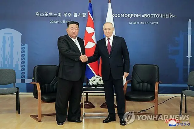 金正恩氏（左）とプーチン氏は１３日、ロシア極東アムール州のボストーチヌイ宇宙基地で会談した＝（朝鮮中央通信＝聯合ニュース）≪転載・転用禁止≫