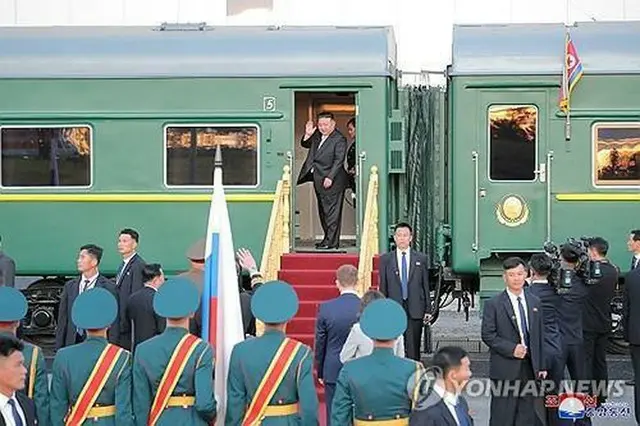 プーチン大統領との首脳会談後に開かれた宴会に出席し、専用列車に乗り込む金正恩氏＝（朝鮮中央通信＝聯合ニュース）≪転載・転用禁止≫