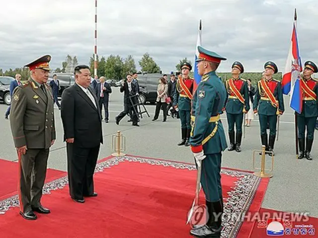 ウラジオストクを訪問した金正恩氏（左から２人目）＝（朝鮮中央通信＝聯合ニュース）≪転載・転用禁止≫