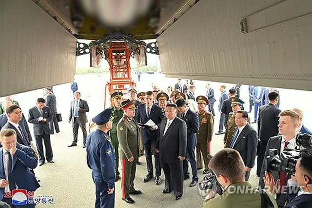 ウラジオストクを訪問した金正恩氏（手前右）＝（朝鮮中央通信＝聯合ニュース）≪転載・転用禁止≫