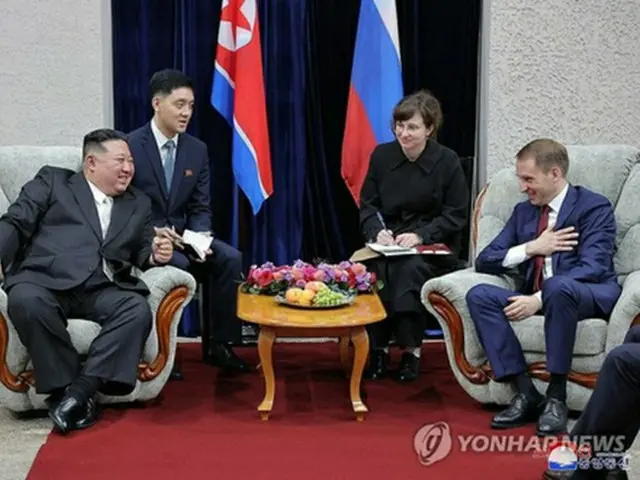 会談するロシアのコズロフ天然資源環境相（右端）と北朝鮮の金正恩（キム・ジョンウン）国務委員長（朝鮮労働党総書記）＝（朝鮮中央通信＝聯合ニュース）≪転載・転用禁止≫