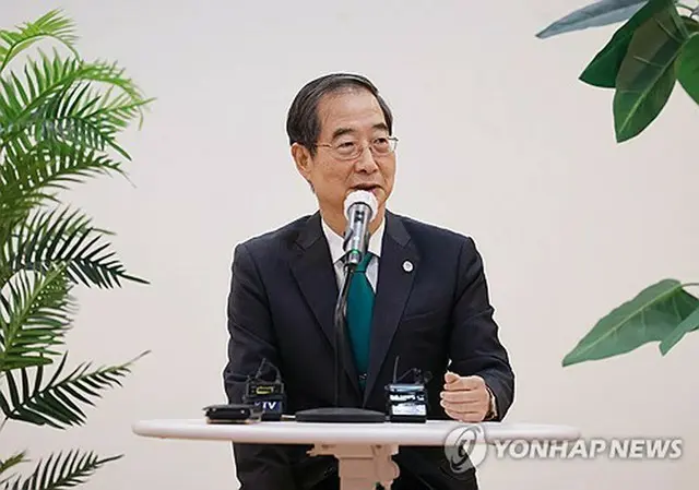 総理室担当の記者と懇談する韓首相＝１９日、ソウル（聯合ニュース）