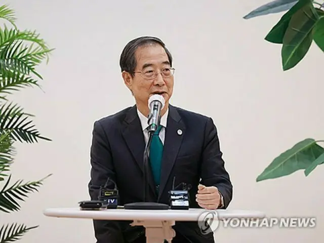 総理室担当の記者と懇談する韓首相＝１９日、ソウル（聯合ニュース）