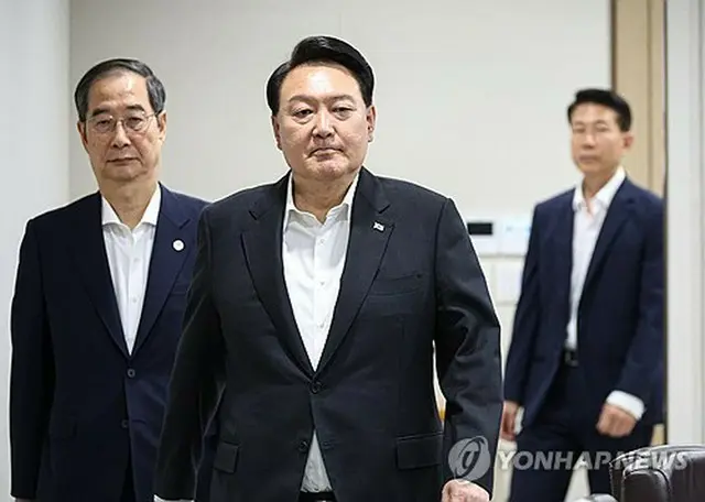 尹大統領（手前）と韓首相（資料写真）＝（聯合ニュース）≪転載・転用禁止≫