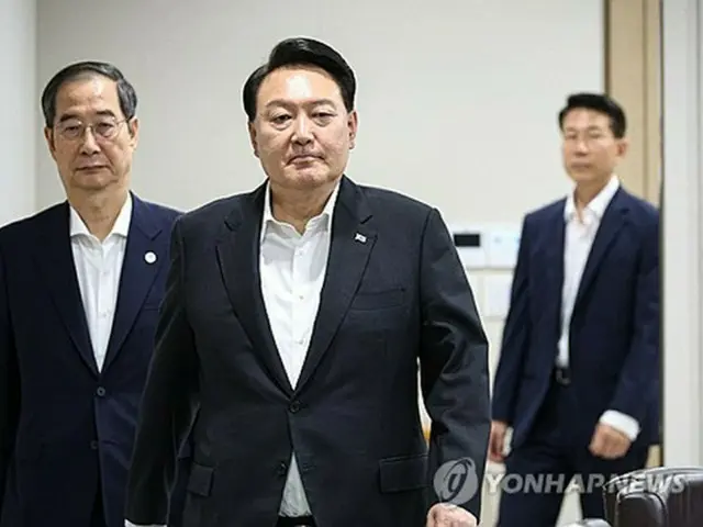 尹大統領（手前）と韓首相（資料写真）＝（聯合ニュース）≪転載・転用禁止≫