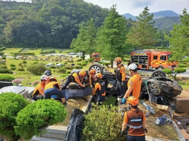 秋夕の前に墓参りに来た80代の老夫婦…乗用車が墜落して死亡＝韓国