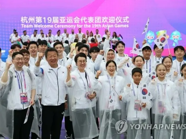 入村式で記念撮影する韓国選手団＝２１日、杭州（聯合ニュース）