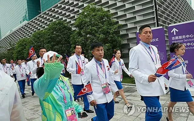 入村式を終えて宿泊施設に戻る北朝鮮選手団＝２２日、杭州（聯合ニュース）