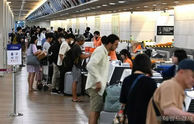 金浦空港で搭乗手続きをする人たち