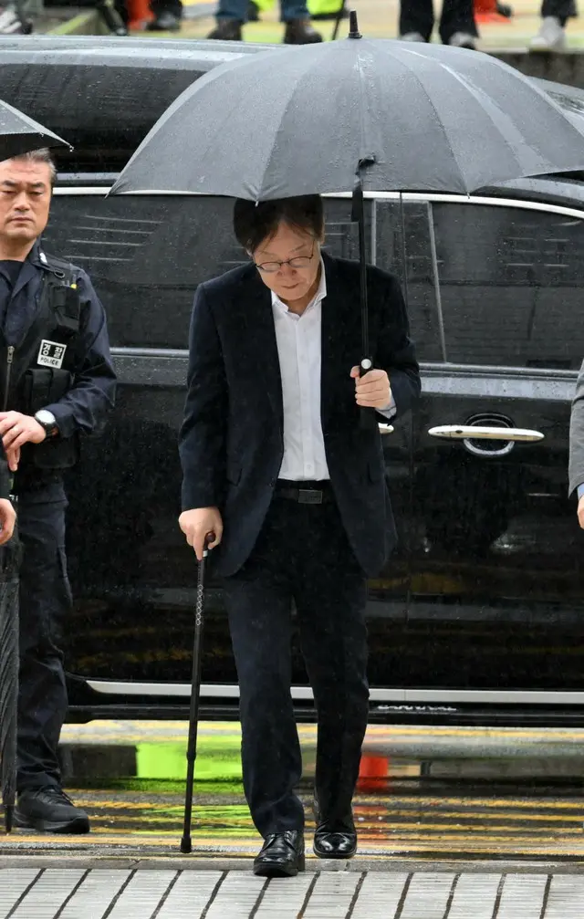 李在明代表、令状審査に遅刻…取材陣の質問には答えず＝韓国