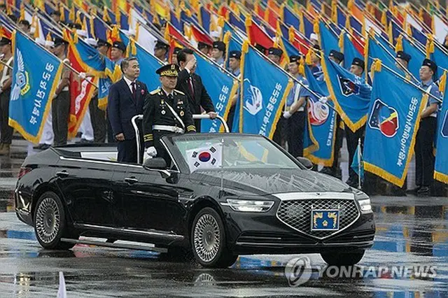 儀仗隊による栄誉礼を受ける韓国の尹大統領＝２６日、城南（聯合ニュース）